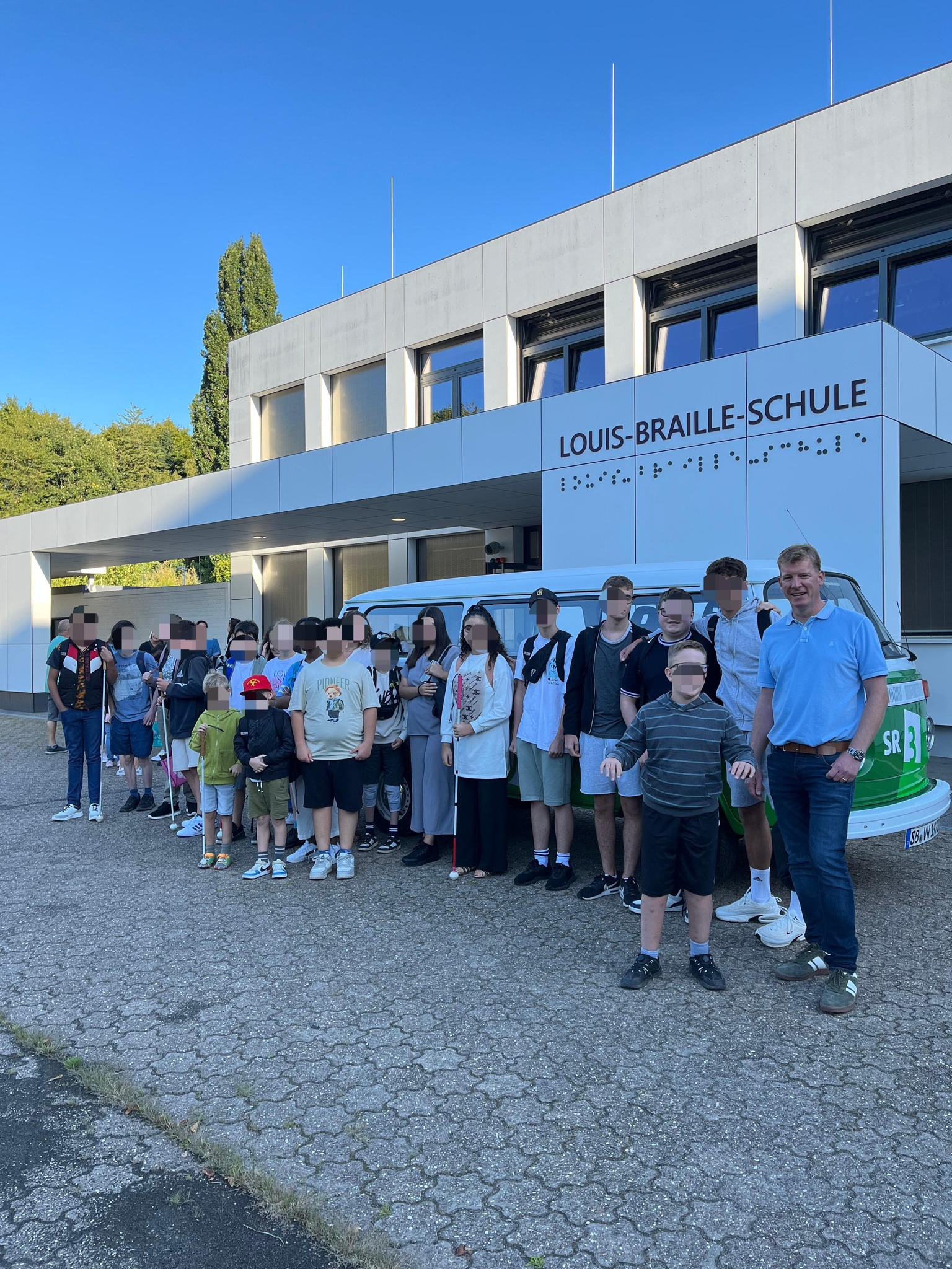 Gruppenfoto%20vor%20dem%20Schuleingang